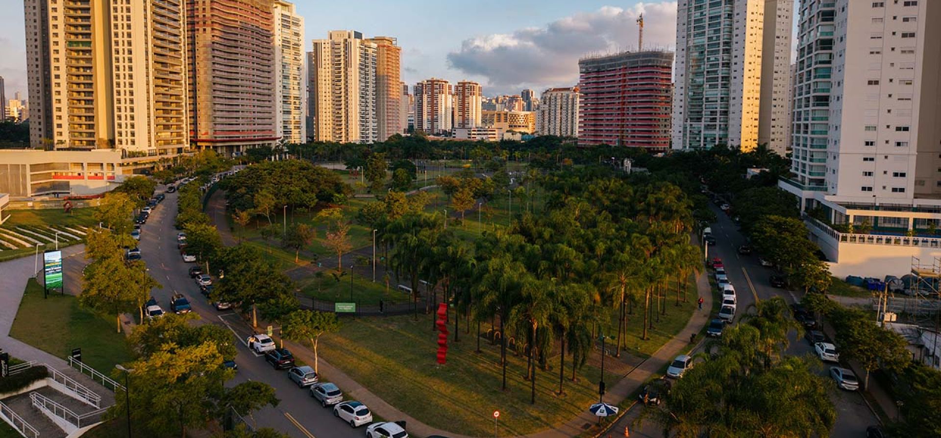 Vista aérea do Parque Jardim das Perdizes ao entardecer, cercado pelas torres residenciais do bairro
