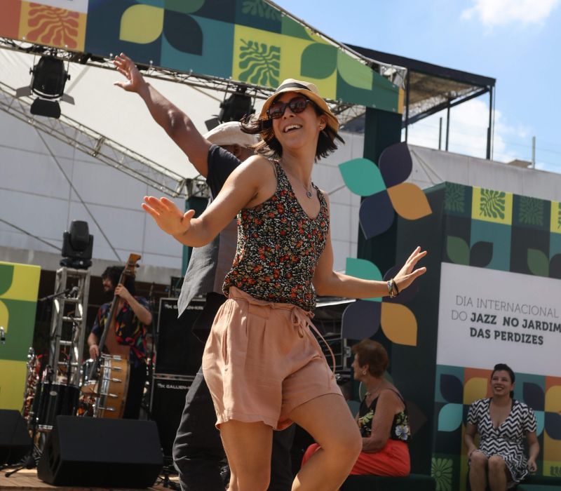 Moradora dançando em frente ao palco durante o Dia Internacional do Jazz no bairro